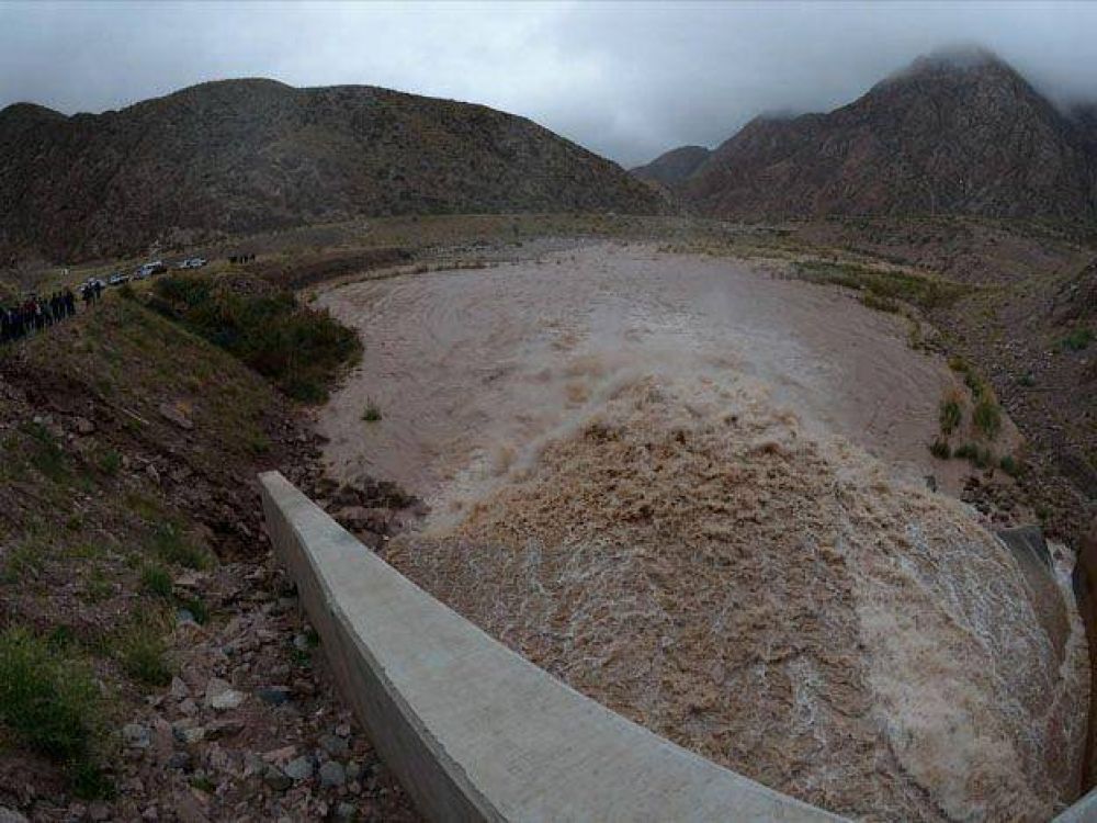 La limpieza del dique Potrerillos dur� menos de lo estimado pero se mantendr� el alerta