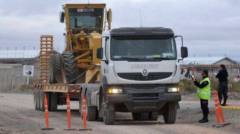 M�s de 100 veh�culos pesados abandonaron el proyecto paralizado