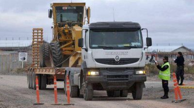 M�s de 100 veh�culos pesados abandonaron el proyecto paralizado