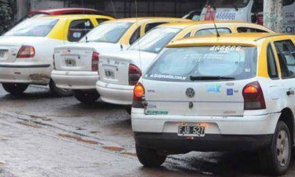 Un pasajero intent� incendiar una remisera
