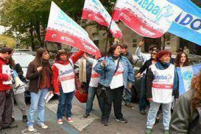  Docentes realizaron una caravana por la educaci�n