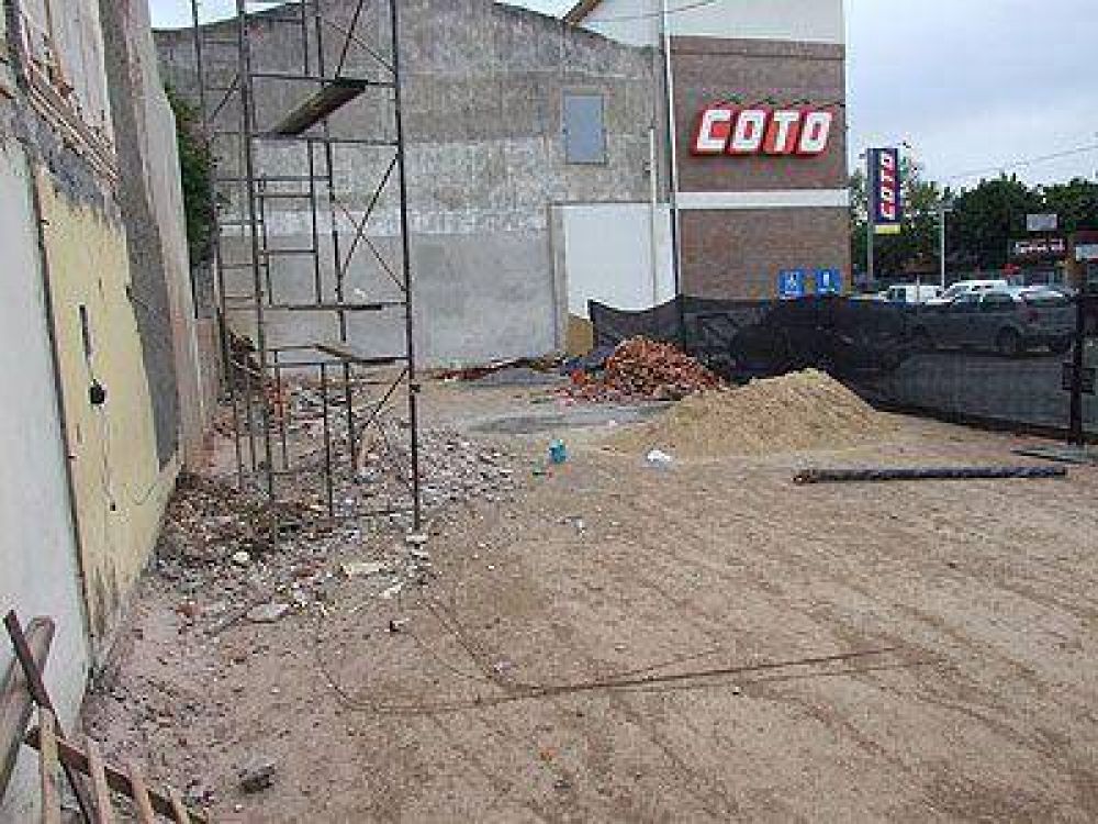  BANFIELD | CONTINA LA POLMICA    Denuncian que Coto compr y demoli una casa para "expandir el sper"