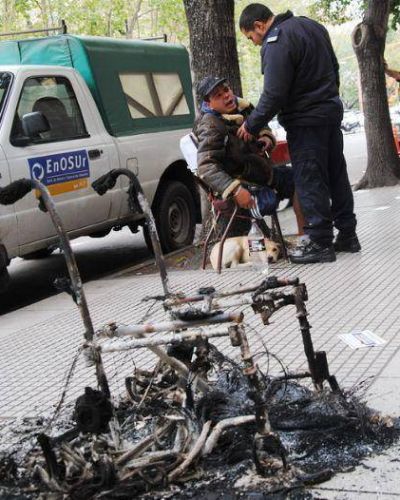 �Ins�lito! Incendi� su silla de ruedas ante el Palacio Municipal reclamando ayuda 