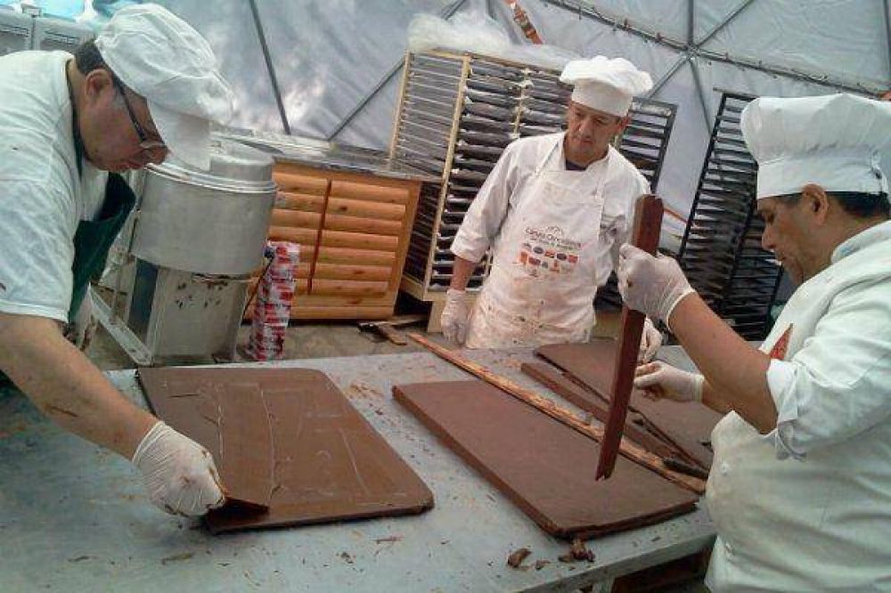 Comenzaron a fabricar las paredes de chocolate del Huevo de Pascua Gigante