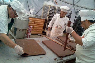 Comenzaron a fabricar las paredes de chocolate del Huevo de Pascua Gigante