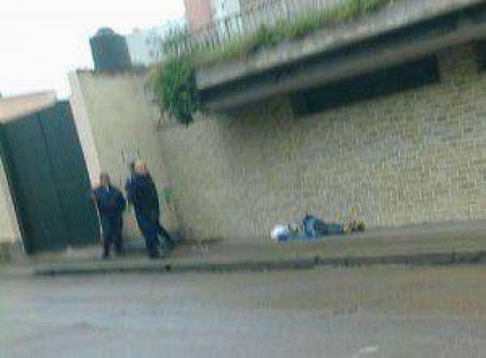 El cuerpo sin vida de un hombre fue encontrado en plena v�a p�blica