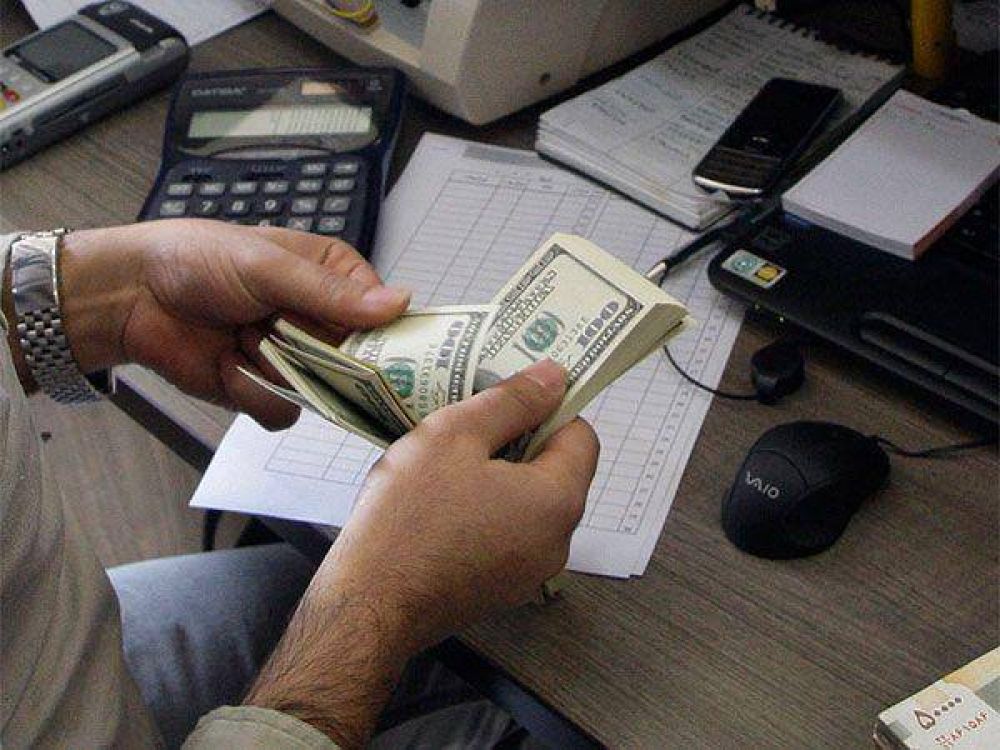 El d�lar "libre" dio otro salto y super� los $8
