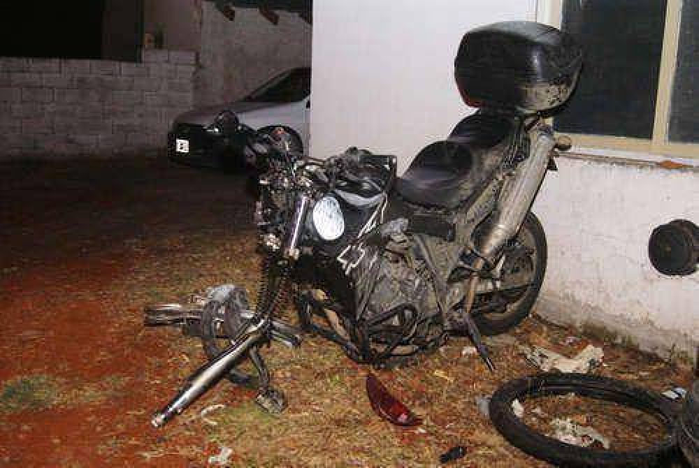 Choque frontal entre un auto y una moto: tres heridos