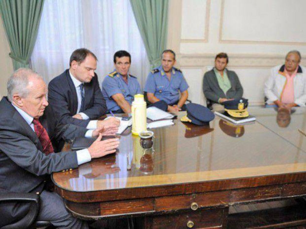 La provincia promete a los taxistas un fuerte control y requisas en las noches