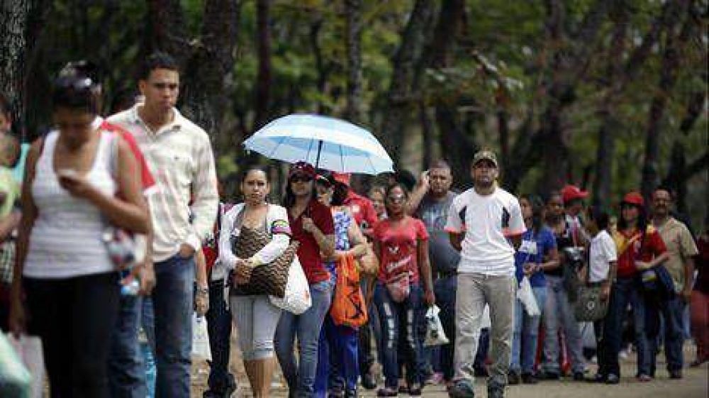Miles de personas despidieron los restos de Ch�vez en procesi�n