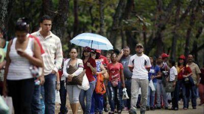 Miles de personas despidieron los restos de Ch�vez en procesi�n