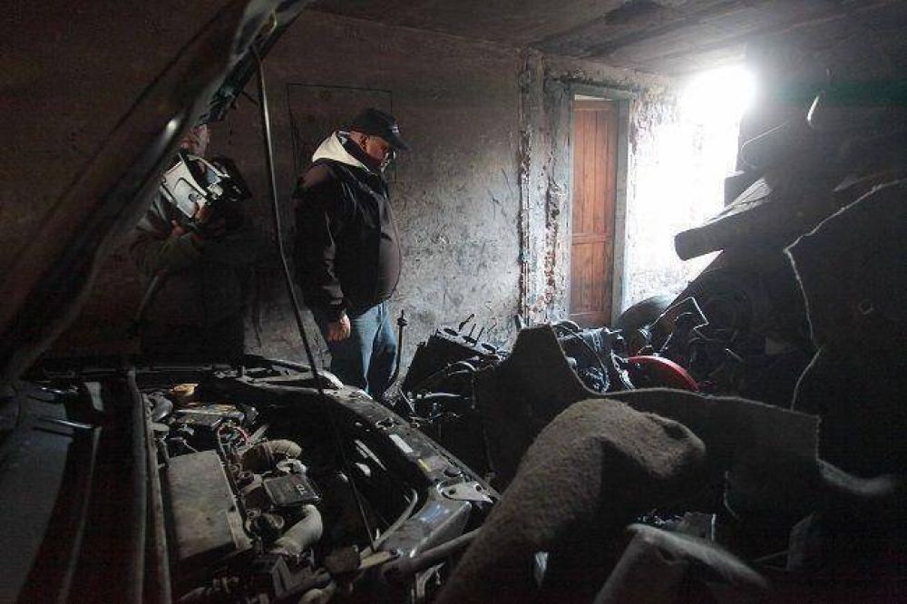 Trasladan 5 camiones con autopartes robadas del desarmadero allanado de Peralta Ramos oeste