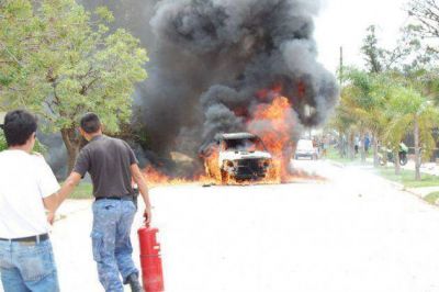 Tension en San Bernardo: piqueteros quemaron dos camionetas y la polic�a trata de frenar la violencia