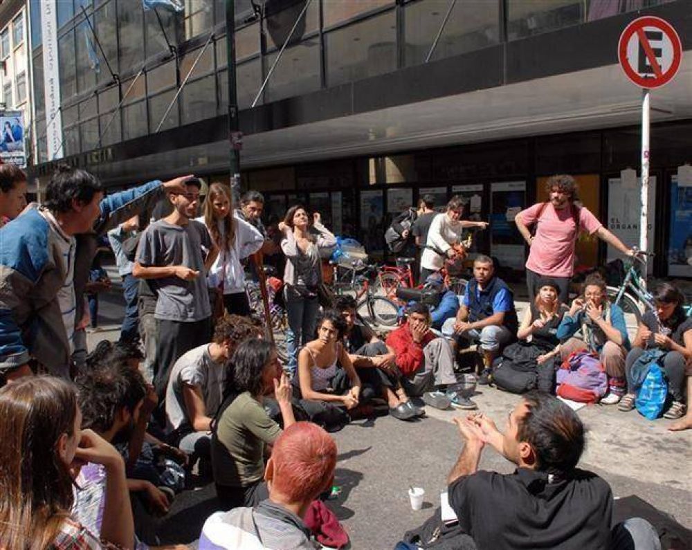Contin�a el acampe