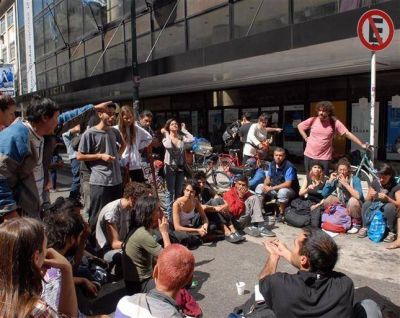 Contin�a el acampe