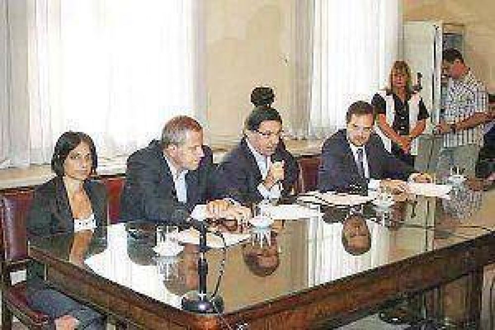Lanzan becas para docentes y alumnos universitarios
