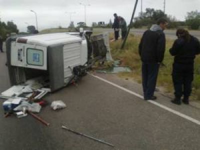 San Luis: se qued� dormido, choc� contra un poste y volc�