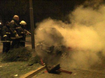 Un auto choc� contra una columna y se prendi� fuego