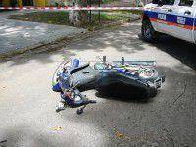 Colisionan un auto y una moto
