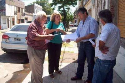 AGUST�N CARUS Y SU EQUIPO SE RE�NEN CON VECINOS DEL BARRIO BUEN PASTOR