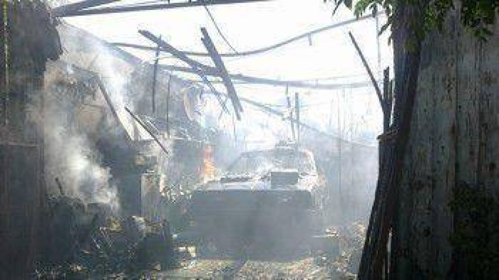 Un incendio destruy� un galp�n en White