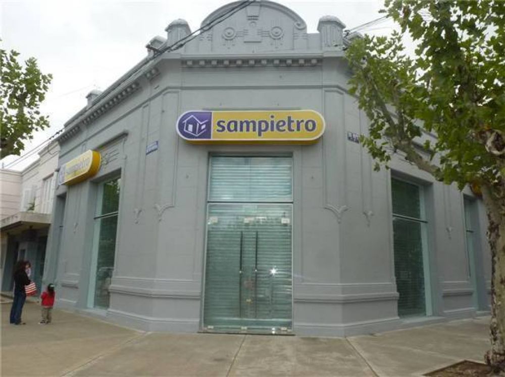 Sampietro inaugura su local esta tarde