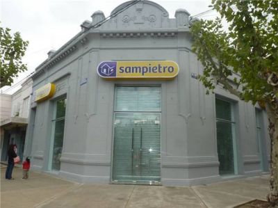 Sampietro inaugura su local esta tarde
