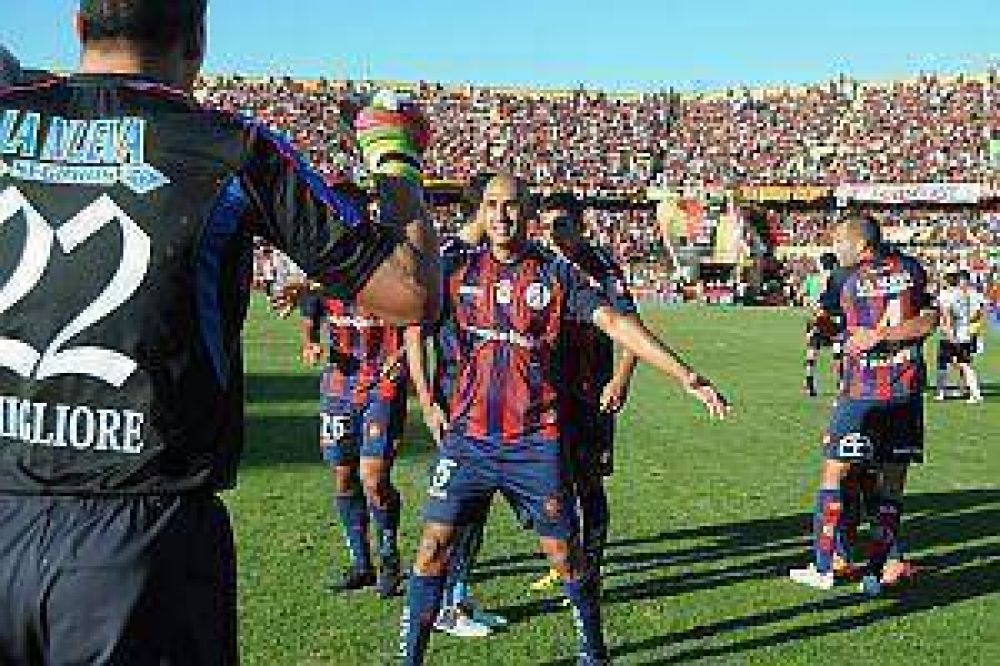 Con el Papa en la camiseta, San Lorenzo recuper� la sonrisa ante Col�n