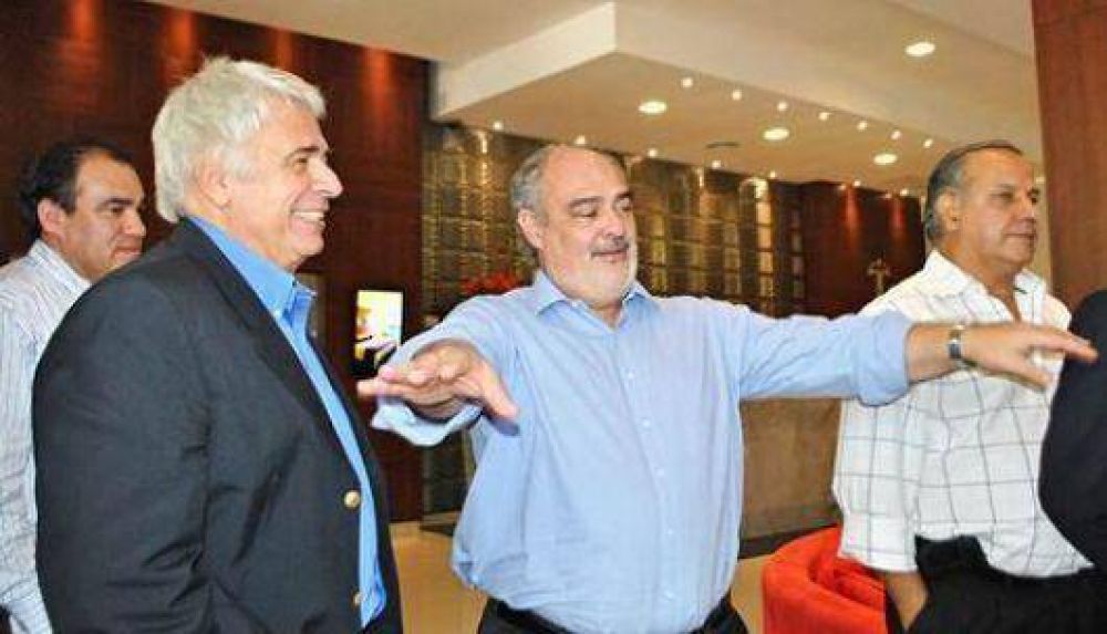 Ricardo, entre peronistas disidentes, en plan de reunir apoyos electorales