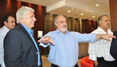 Ricardo, entre peronistas disidentes, en plan de reunir apoyos electorales