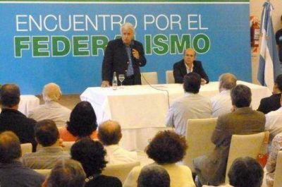 Con cr�ticas al modelo K, De la Sota aterriz� en Corrientes