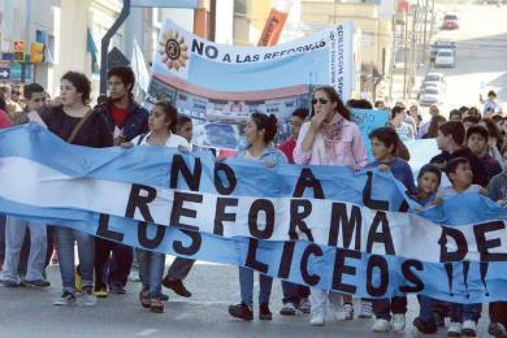 Se movilizan pidiendo que no se realicen reformas educativas en el Liceo Militar