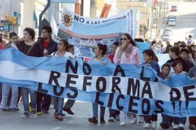Se movilizan pidiendo que no se realicen reformas educativas en el Liceo Militar