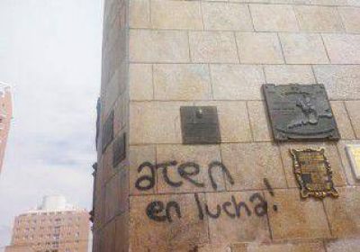 Aplicaron multas a ATEN por pintar el monumento 
