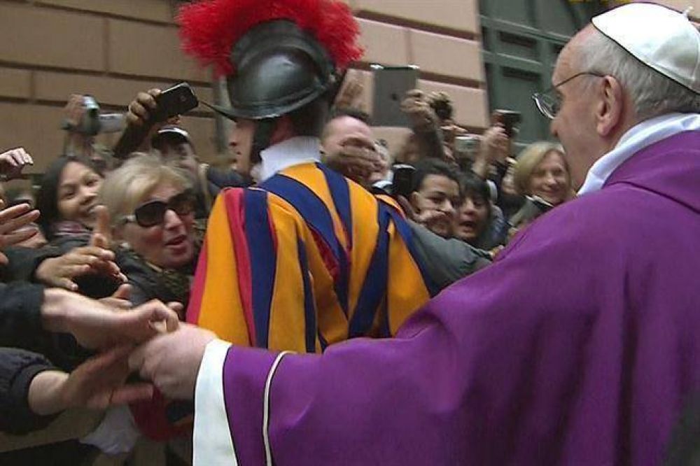 Antes del primer Angelus, Francisco celebr� una misa y salud� a los fieles