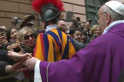 Antes del primer Angelus, Francisco celebr� una misa y salud� a los fieles