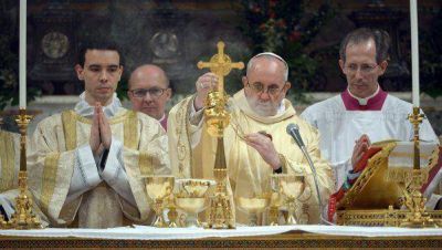 Francisco eligi� llamarse as� porque quiere "una Iglesia pobre y para los pobres"