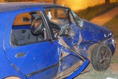 Veh�culo choc� a un auto y una mujer est� grave