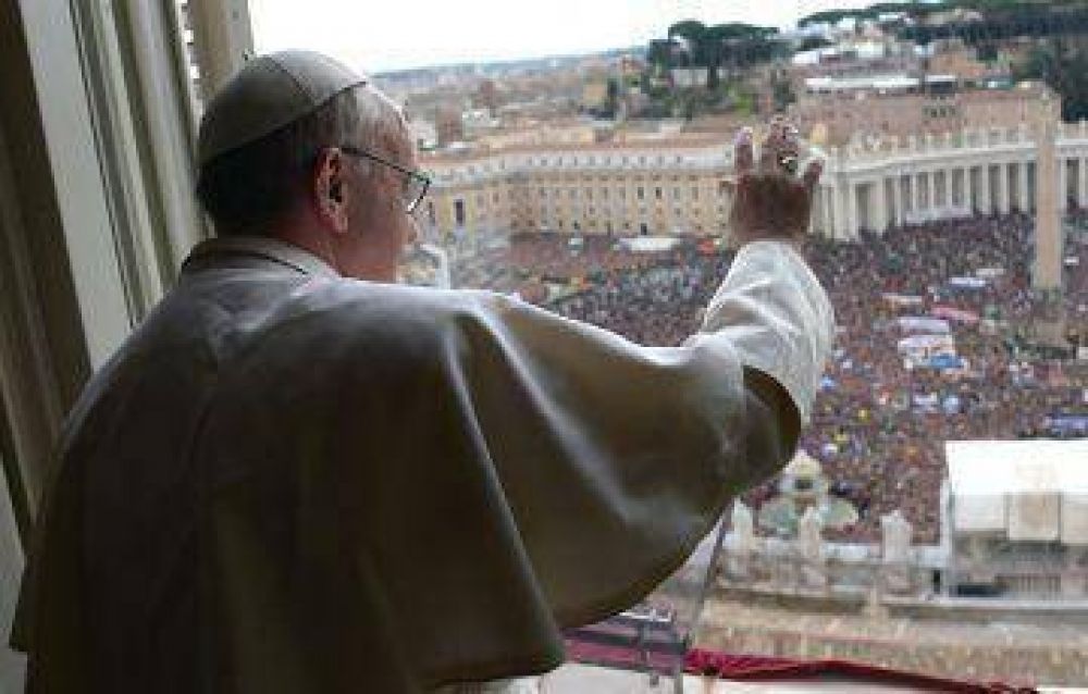 M�s de 100.000 personas asistieron al primer �ngelus del Papa Francisco