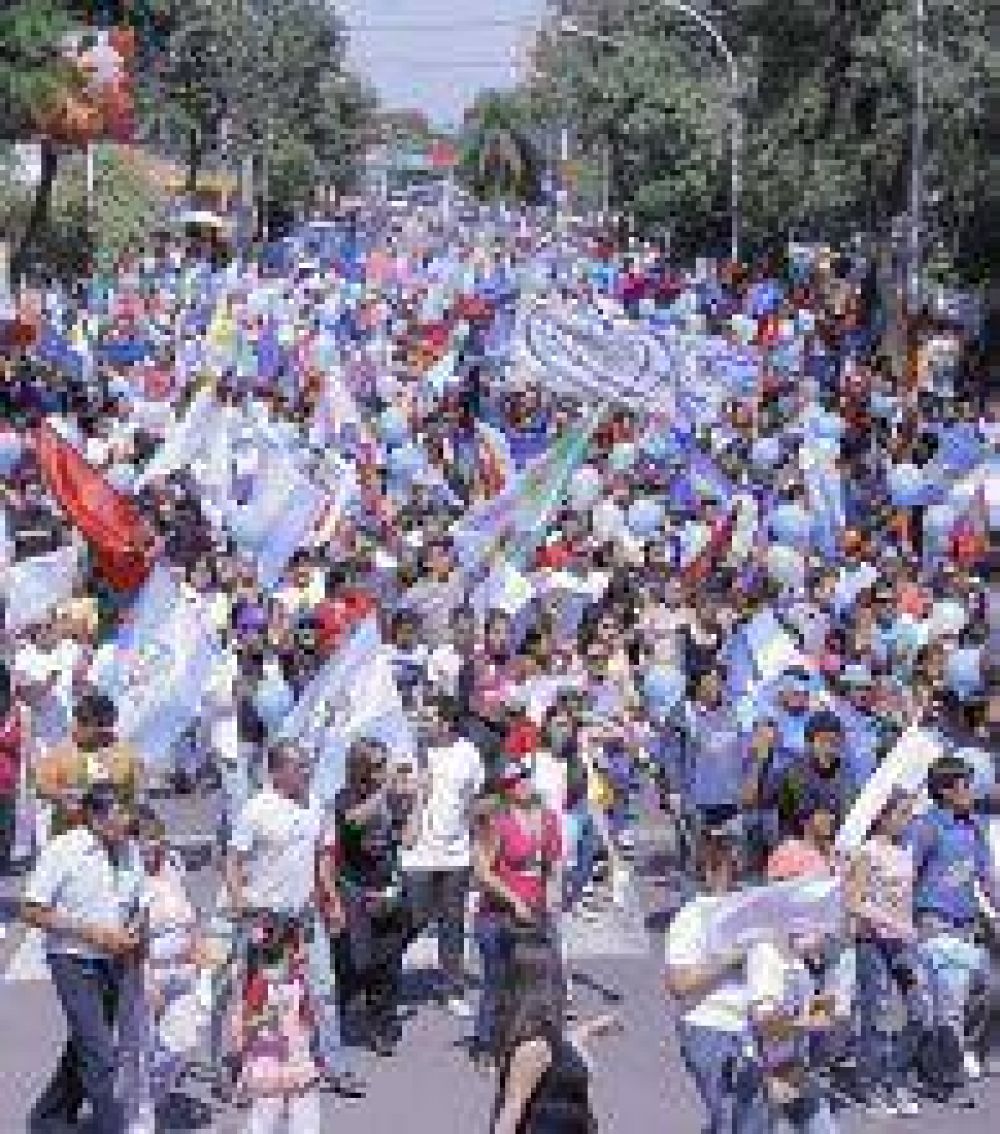 Multitudinaria caravana evang�lica en Resistencia