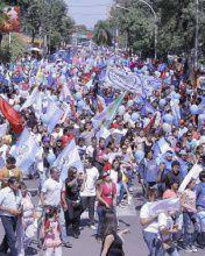 Multitudinaria caravana evang�lica en Resistencia