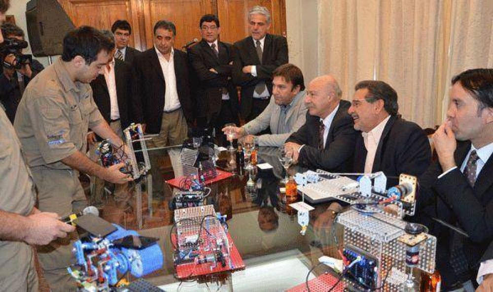El gobernador interioriz� al titular del CFI sobre el programa rob�tica para la educaci�n