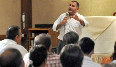 Sin alianza, Juez ya sali� a seducir a votantes radicales