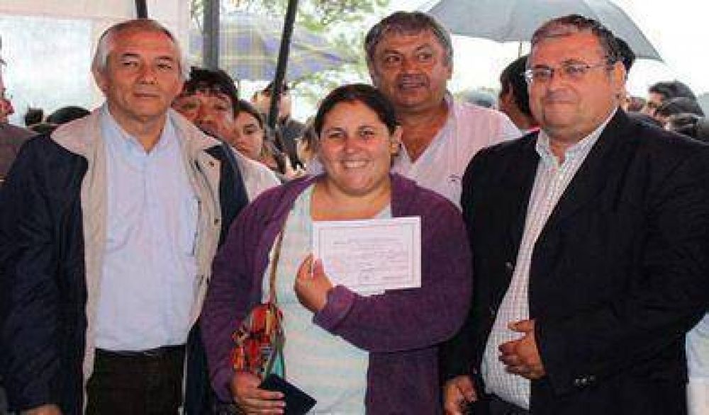 Irresponsables cortan energ�a el�ctrica en lotes