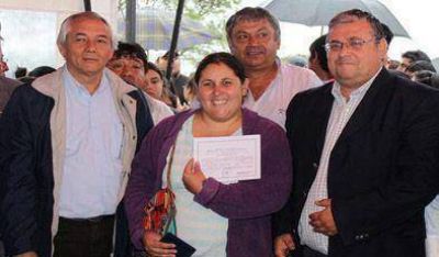 Irresponsables cortan energ�a el�ctrica en lotes