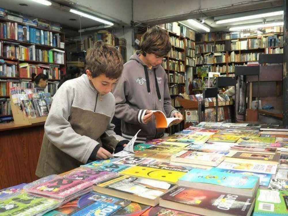 La venta de los libros escolares es floja por los aumentos y los paros