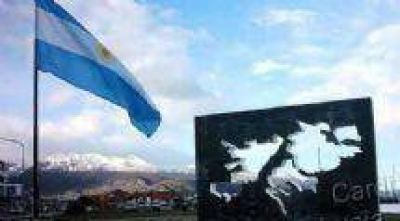 Se presenta el libro "Malvinas a sangre y fuego" de Nicol�s Kasanzew