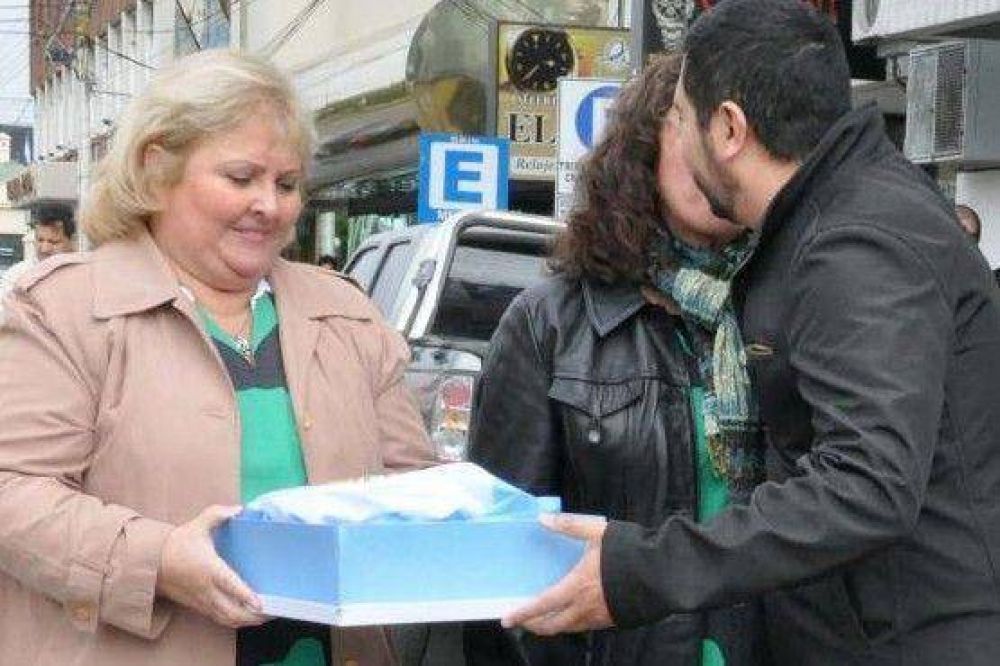 Entregan banderas de flameo a diversas instituciones