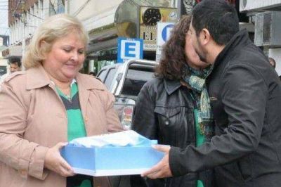 Entregan banderas de flameo a diversas instituciones