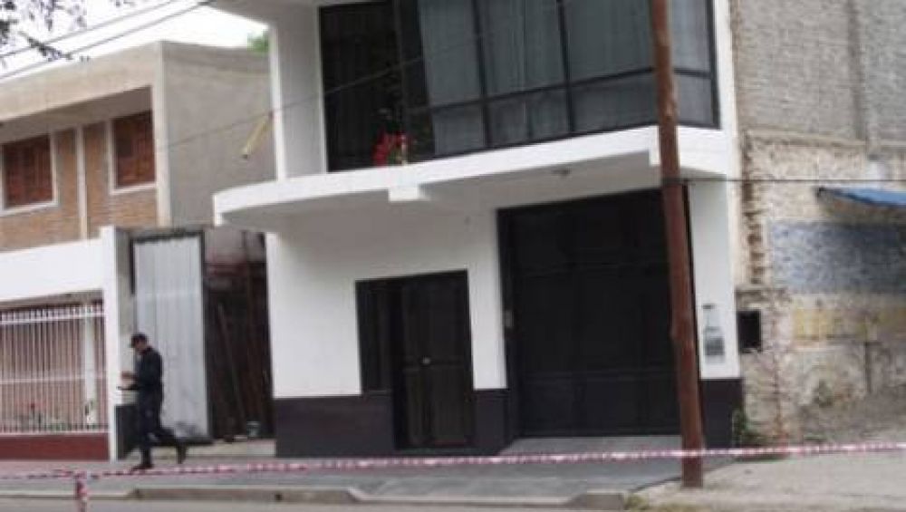 Lo sorprendi� manteniendo relaciones sexuales con su mujer